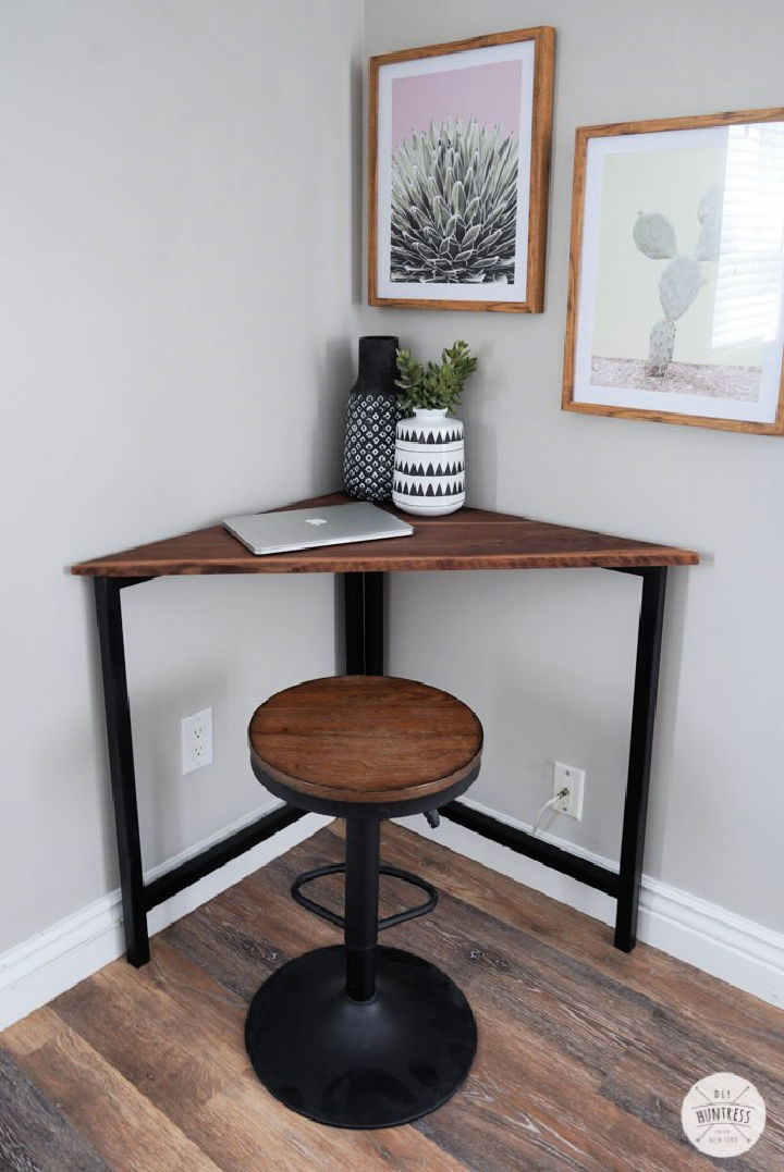 25 Free DIY Corner Desk Plans and Ideas